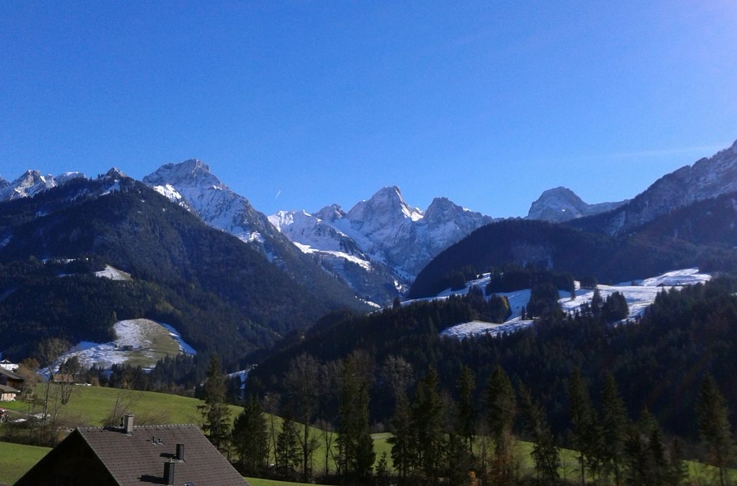 Vue sur les montagnes du Pays-d'Enhaut